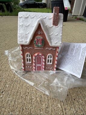 Holiday Gingerbread House Figurine - White & Brown